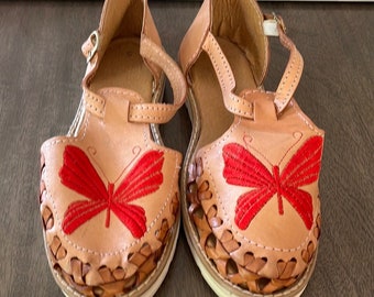 Butterfly Leather Hurache With Strap Sz 8 /EUR 39/ 25 Mex Made in Mexico,embroidered huraches,huraches,leather womans sandals,made in Mexico