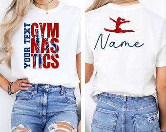 Może przedstawiać: Biały t-shirt z grafiką z przodu przedstawiającą napis YOUR TEXT GYMNASTICS w kolorze czerwonym i niebieskim oraz sylwetkę gimnastyka. Z tyłu znajduje się czerwona sylwetka gimnastyka w szpagacie nad niebieskim napisem kursywą Name.