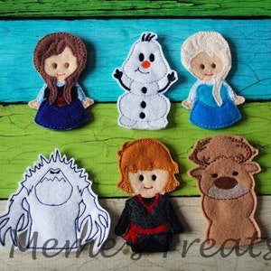 Könnte beinhalten: Satz mit sechs Filz-Fingerpuppen mit Figuren aus dem Film Frozen. Die Puppen beinhalten Elsa, Anna, Olaf, Kristoff, Sven und Marshmallow. Die Puppen sind alle handgenäht und haben gestickte Details.