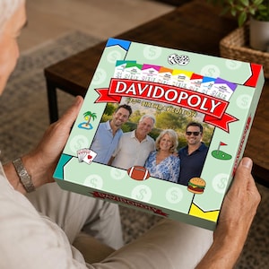 以下が含まれることがあります： DAVIDOPOLY 70th BIRTHDAY EDITIONというタイトルの正方形のボードゲームボックス。箱の中央には4人の写真があり、その周囲にサイコロ、ヤシの木、トランプ、アメリカンフットボール、ゴルフの旗、ハンバーガーのイラストが描かれています。