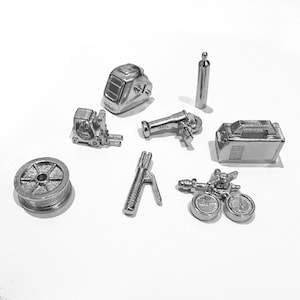 Può includere: Un set di pezzi da gioco in metallo argentato che rappresentano strumenti e attrezzature utilizzate nella saldatura. I pezzi includono un casco da saldatura, una torcia da saldatura, una bobina di filo da saldatura, una saldatrice, un carrello elevatore, una smerigliatrice e una bombola di gas.