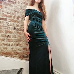 Robe de soirée vert émeraude cravate noire glamour hollywoodien à épaules dénudées avec fente sur les jambes sur mesure tapis rouge style vintage Noël