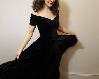 Vestido de terciopelo negro con hombros descubiertos y vuelo completo, estilo años 50, mangas cortas y escote corazón