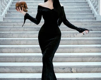 Morticia Addams a inspiré le costume de robe de soirée à manches longues et à épaules dénudées. Velours écrasé noir sur mesure des années 1950.