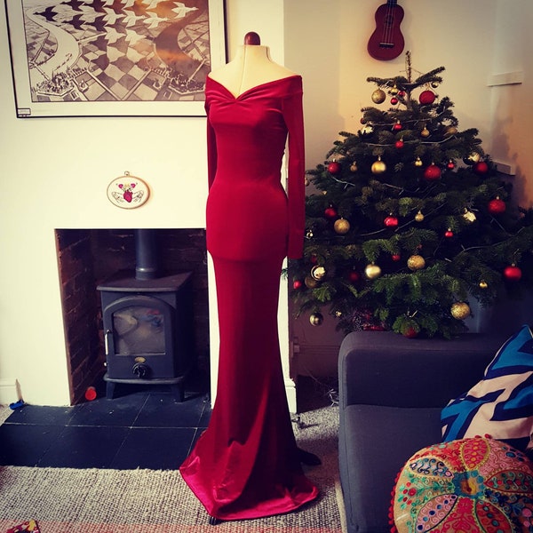 Floor Length long sleeved off the shoulder Christmas evening gown red carpet hollywood glamour dress 1950s