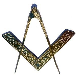 Puede incluir: Un compás y una escuadra de metal dorado, también conocidos como símbolo masónico, con diseños intrincados.