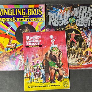 Peut inclure: Collection de magazines et programmes souvenirs vintage du cirque Ringling Bros. et Barnum & Bailey. Les couvertures présentent des illustrations colorées d'artistes de cirque, d'animaux et le logo du cirque. Les magazines sont de différentes saisons et éditions.