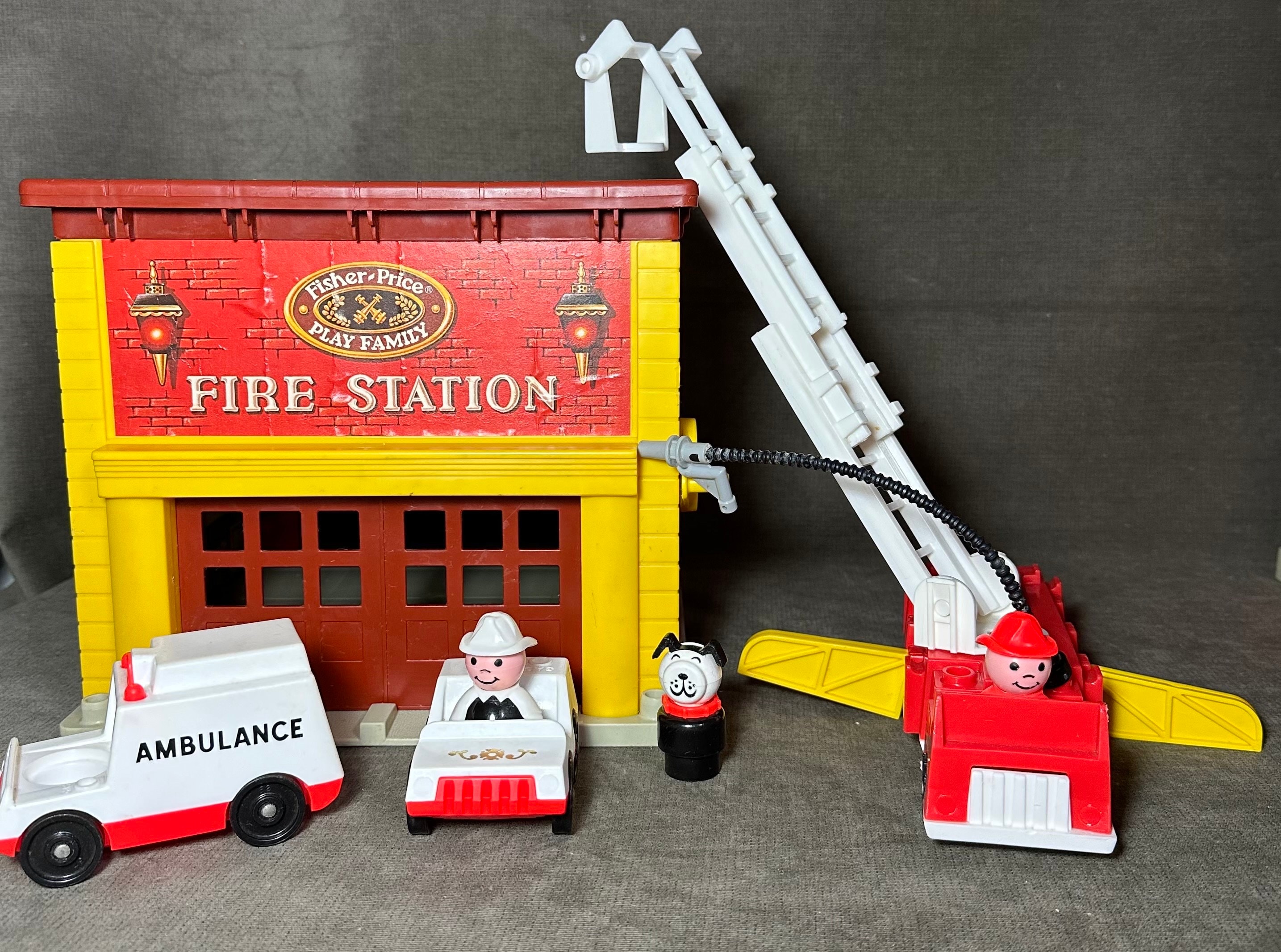 Vintage 1979 Fisher Price Little People #928 Fire Station Fire