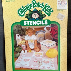 Puede incluir: Paquete de cuatro hojas de plantillas precortadas, cada una de 8,5 pulgadas por 11 pulgadas, con diseños de Cabbage Patch Kids. Las plantillas están hechas de Mylar y están diseñadas para la decoración del hogar y la moda. El paquete incluye instrucciones.