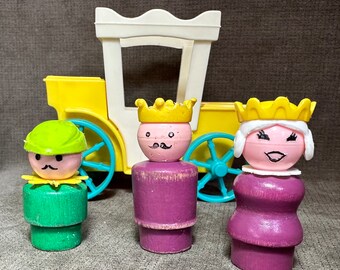 VTG Fisher Price Little People Play Family Castle Carriage King Queen Woodsman