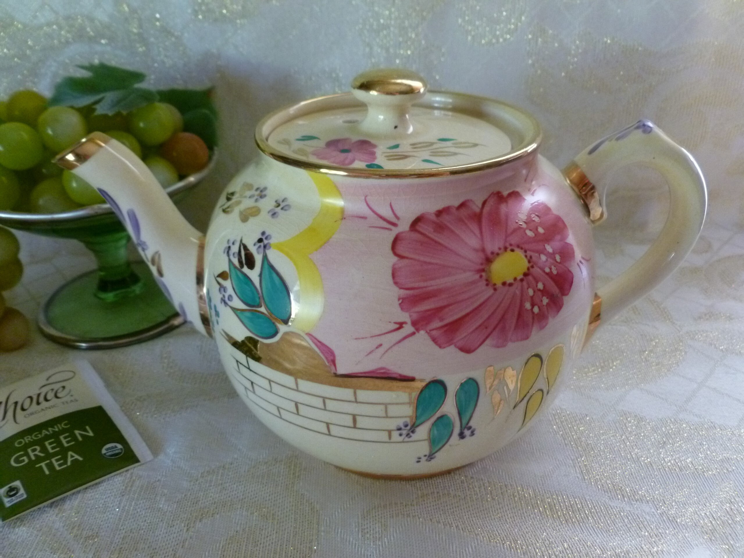 Collectible Sadler Four Cup Teapot With Lid Intriquing Hand Painted