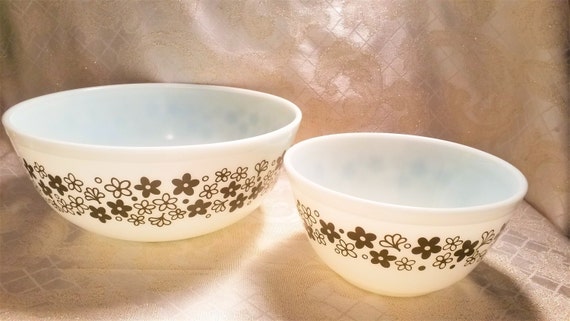 Pyrex Vintage Mixing Bowls #402  1 1/2 Qt And #404  4Qt Spring Blossom Avacado Green And White Vintage 1970s Always FREE Domestic SHIPPING