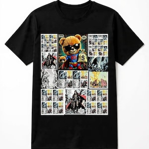 Może przedstawiać: Czarny t-shirt z komiksowym wzorem. Wzór przedstawia misia w okularach przeciwsłonecznych i kostiumie superbohatera, trzymającego worek z pieniędzmi. Miś otoczony jest panelami komiksowymi.
