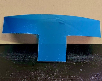 Peut inclure: Un panneau en plastique bleu en forme de T avec un sommet arrondi.