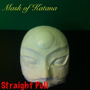 Peut inclure: Masque en pl&acirc;tre blanc de Katana, un personnage fictif de l'univers DC Comics. Le masque a un grand joyau rond blanc sur le front et des yeux et un nez sculpt&eacute;s. Le texte "Straight Pull" est &eacute;crit en rouge en bas de l'image.