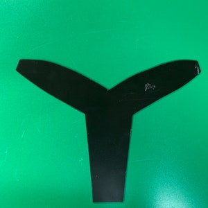 以下が含まれることがあります： 緑色の背景に黒いY字型の切り抜き