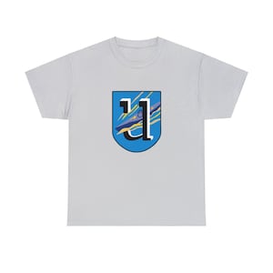 Może przedstawiać: Jasnoszary t-shirt z niebieską tarczą, na której widnieje biała litera "U" i granatowy okręt podwodny z żółtymi akcentami.