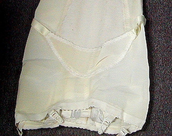 Vintage New Maidenform's Variation Firm Control Open Bottom Girdle  W/garters Wh Med 