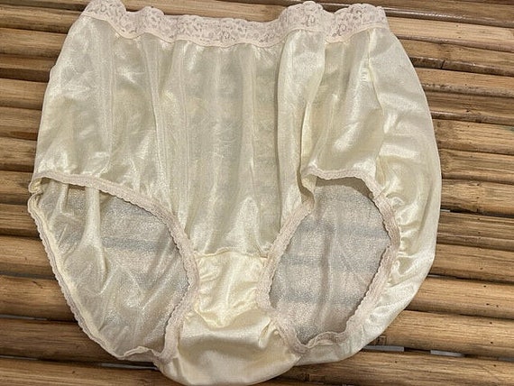 Vintage Hanes Her Way Full Brief Nylon Panty With Lace Waist Band  Candleglow Ivory Sz 6 medium 