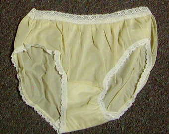 Vintage Maxwell Scott's Tender Touch High Cut Lace Top Full Brief Nylon Panty Light Beige with White Lace 5 (X Small)