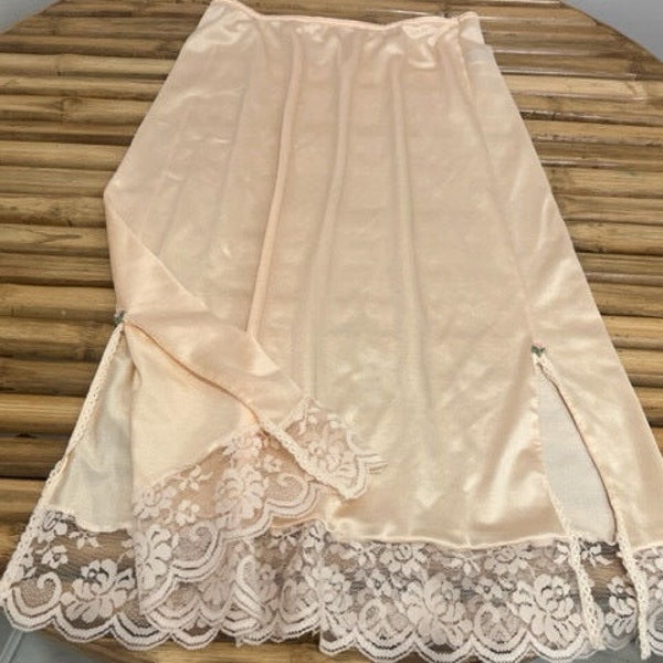 Vintage Luxurious Maidenform 25" Chantilly Double Slit Lace Nylon Half Slip Peach Pink Size Small (