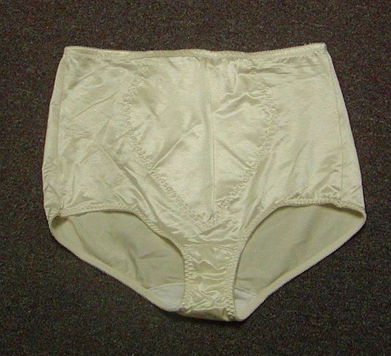 Vintage New With Tags Body by Bali Firm Control Tummy Taming Panty