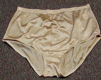 Vintage New Breezies Luxurious Full Brief Nylon Panty Beige Size 6 Medium (27"-28")