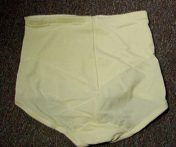 Maidenform Flexees Firm Control High Waist Brief Panty Body Beige Small  2526 