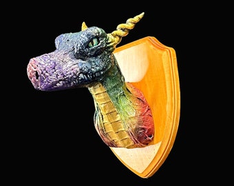 Trofeo con testa di drago tassidermia Rainbow Pride montato su scudo del drago