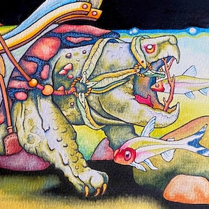 Könnte beinhalten: Ein Aquarellbild eines großen, grünen, reptilienartigen Wesens mit einem Sattel auf dem Rücken. Das Wesen hat einen großen Mund mit scharfen Zähnen und frisst mehrere kleine, silberne Fische. Das Wesen ist von Wasser und Felsen umgeben.