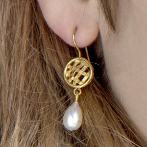 18K Gold Plated Silver Basket Weave Earrings with Pearls, Woven Pearl Earrings, Pearl Dangle Earrings, Gold Pearl Earrings, Gift for Her