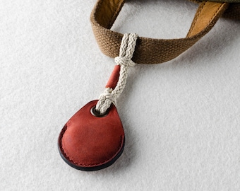 Étui porte-sac à dos en cuir AirTag porte-clés, porte-clés, boucle en cuir de cheval fou tanné aux légumes italien rouge breloque de sac faite à la main clé d'étiquette d'air