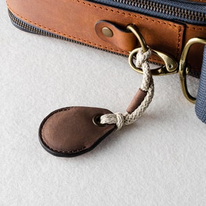 Porte-clés AirTag en cuir, porte-clés, porte-clés, boucle en cuir de cheval fou tanné végétal italien marron, étui fait main, porte-clés Air Tag