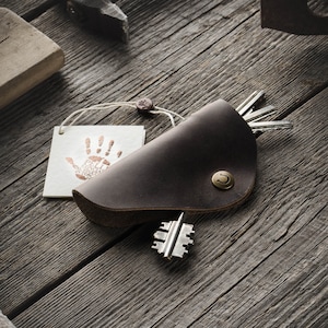 Portachiavi in stile vintage. In pelle italiana conciata al vegetale stile Crazy Horse, effetto anticato. Può contenere da 1 a 5 chiavi normali. Organizer per chiavi.