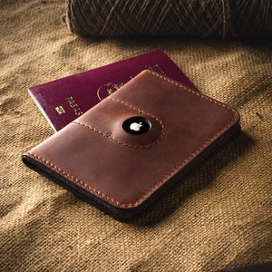 Monogram leather passport holder black grain – Totême