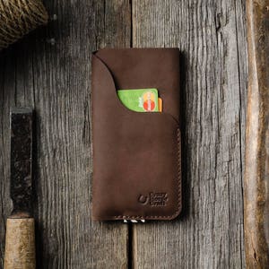 Funda tipo cartera para iPhone 14 de piel con tarjetero. Funda para iPhone 14 Pro de piel marrón Crazy Horse. Funda de cuero para iPhone 14 mini con funda para iPhone 13