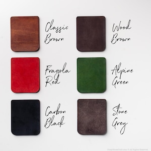 Puede incluir: Nueve muestras rectangulares de cuero en varios colores, incluyendo marr&oacute;n, rojo, verde y negro, se muestran sobre un fondo blanco. Cada muestra est&aacute; etiquetada con un nombre de color en escritura cursiva, como "Classic Brown" y "Alpine Green."