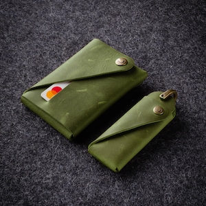 Set de regalo de billetera y llavero, tarjetero delgado de cuero verde, llavero minimalista, regalo personalizado para mamá, papá, hermano, hermana, él o ella.