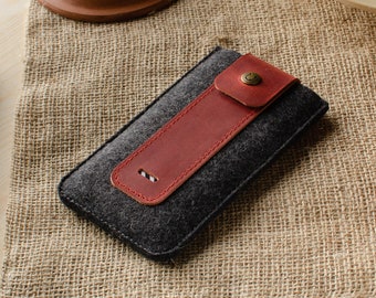 iPhone 15 Pro Max sleeve / case 100% Wool felt vegetable tanned Crazy Horse Red leather iPhone 15 Plus cover, 14 Pro, SE, 14, 13 Pro Max bag