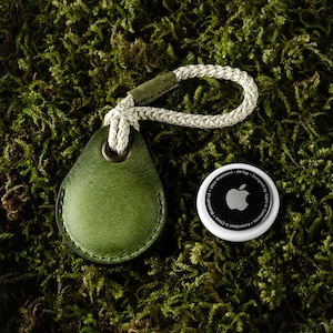 Étui en cuir pour AirTag, porte-clés, porte-clés, boucle en cuir de cheval fou à tannage végétal vert italien, breloque de sac fait main, porte-clés pour étiquette d'air