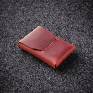 Tarjetero de cuero delgado rojo, billetera minimalista, billetera personalizada grabada, tarjetero de visita, billetera de mujer, regalo para ella, Caballo Loco