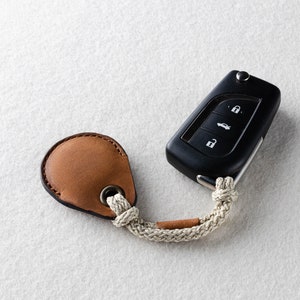 Étui en cuir pour AirTag, porte-clés, porte-clés, boucle en cuir de cheval fou à tannage végétal marron, breloque de sac fait main, porte-clés pour Air Tag