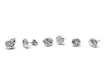 Biologische gesmolten zilveren Stud Oorbellen, gerecycleerde Sterling Silver Studs, ruwe, rustieke, onregelmatige zilveren oorbellen, handgemaakt, ambachtelijke oorbellen