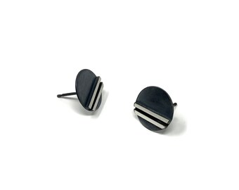 Orecchini a disco in argento sterling riciclato ossidato: borchie geometriche moderne