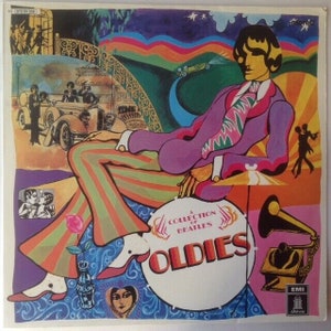 Puede incluir: Una portada de álbum colorida con un diseño psicodélico que presenta a un hombre con un traje morado y pantalones a rayas sentado en un disco grande con el texto "A Collection of Beatles Oldies".