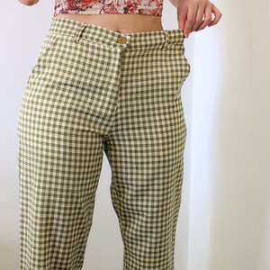 Pu&ograve; includere: Pantaloni a quadri verdi e bianchi. I pantaloni hanno una chiusura con bottoni e un design classico a gamba dritta. Il tessuto presenta un motivo a quadretti nei toni del verde e del bianco. I pantaloni sono di stile casual.