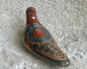Figurine d'oiseau d'art folklorique mexicain Tonala peinte à la main vintage avec un motif floral dans des tons chauds de rouge et de brun.
