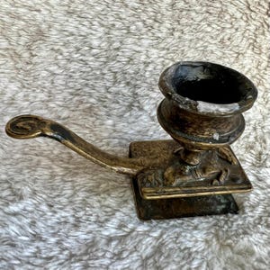 Candelabro de mano de latón vintage, con clip para libro o estante, caballo en el asa