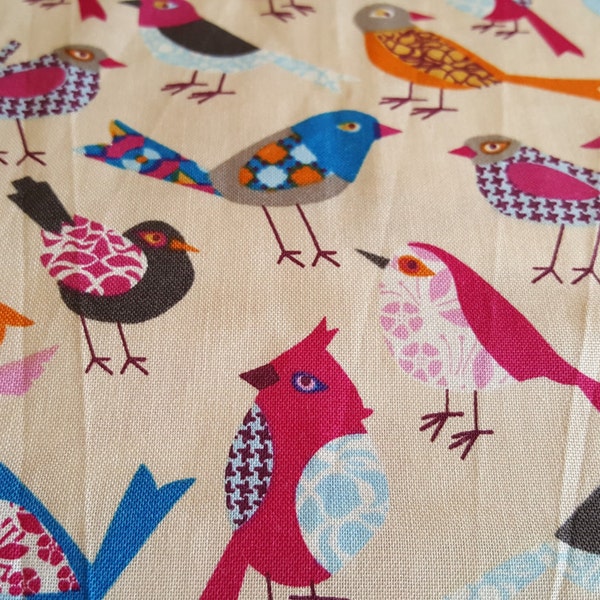 Pájaros mágicos divertidos en color tostado. Se vende cortado a medida por Timeless Treasures, 100 % algodón de calidad Quilt Shop.