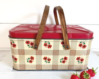 Vintage picknickkorg i plåt med sällsynt röd blomma och rutig design, rött lock, trähandtag, bedårande!